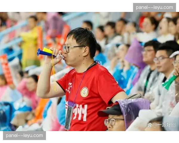雨战中的温情，切尔西球迷高唱特里之歌致敬看台观赛的老队长