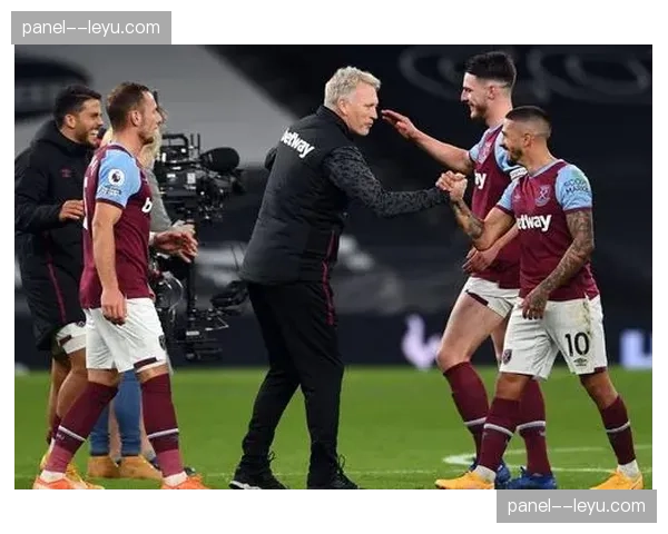 西汉姆联赛前训练重点演练中场围抢，莫耶斯寻求扭转颓势