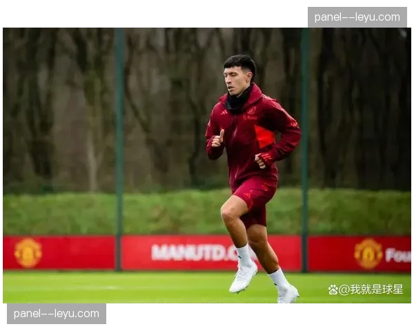曼联官方确认，利桑德罗·马丁内斯恢复合练，有望提升后场出球与压迫能力