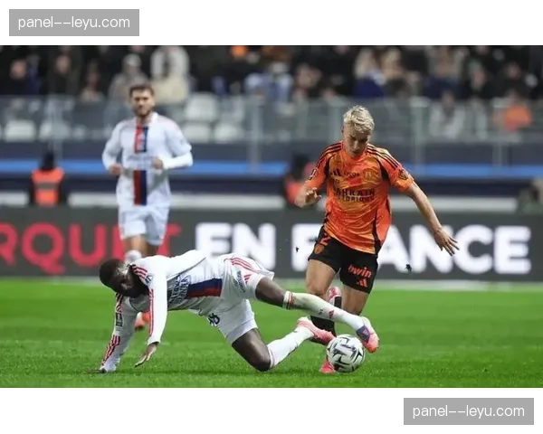 镜头语言：特写展示里昂前锋在对方角球进攻时，已提前启动至中场线的反击准备姿态